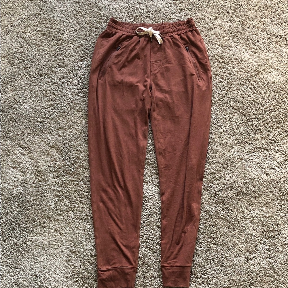 Vuori Mens Ponto Performance Drawstring Jogger Pants size small. Brown truffle